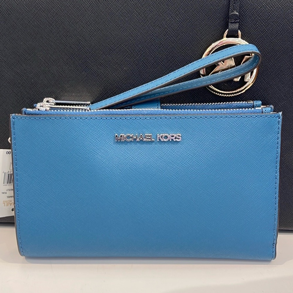 MICHAEL KORS
Jet Set Large Leather Smartphone Wristlet Wallet
Teal
NWT